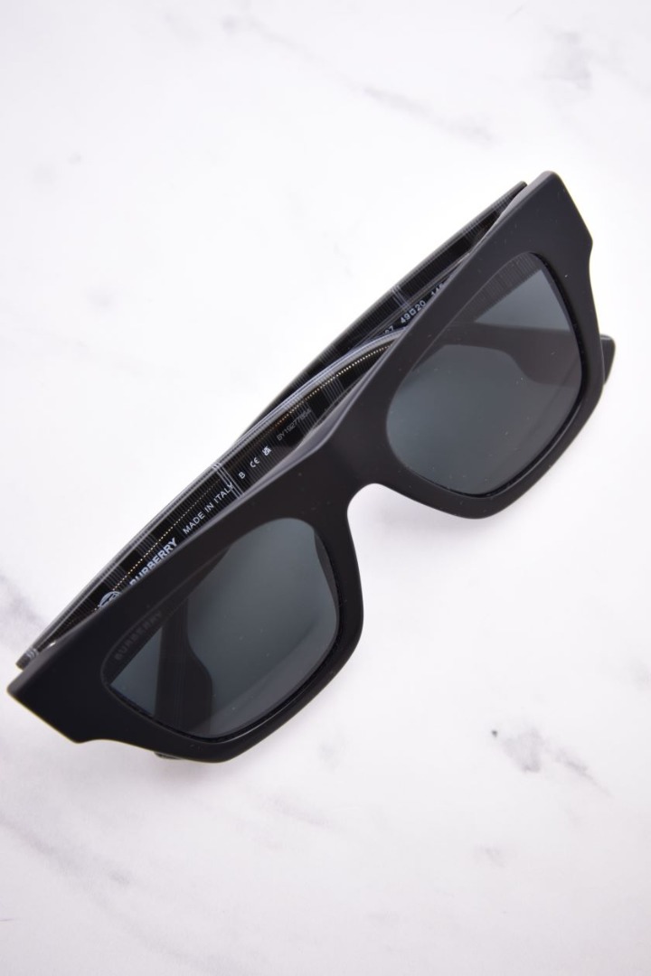 BURBERRY
ブラックレーベルPコート Timeless, iconic, and oh-so-chic! ✨ This Burberry checkered