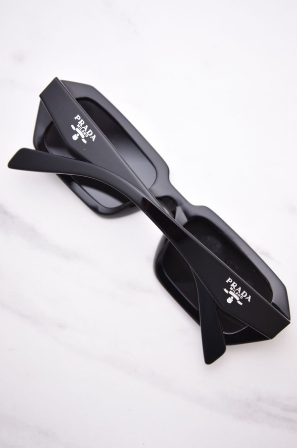 サングラス PRADA Woman Sunglasses Black SPR A12 16K-08Z Prada PR A12S 16K08Z Sunglasses Women's Black/Dark Grey 52